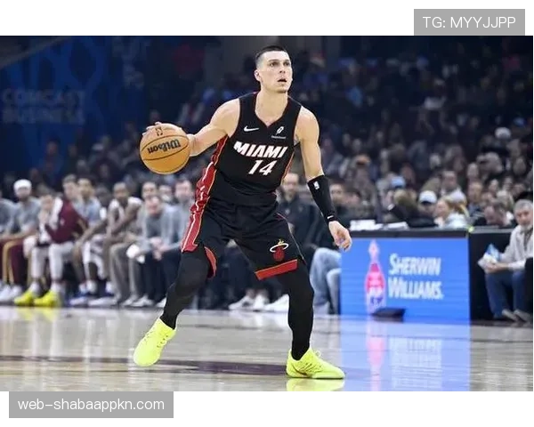 希罗通过突破和无球跑动提升进攻效率，拉开与队友关键得分差距