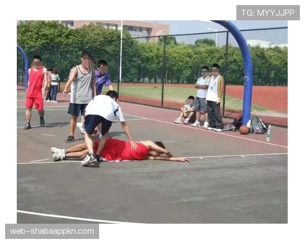 篮球规则：拉人犯规的定义、判罚标准与适用情况解析